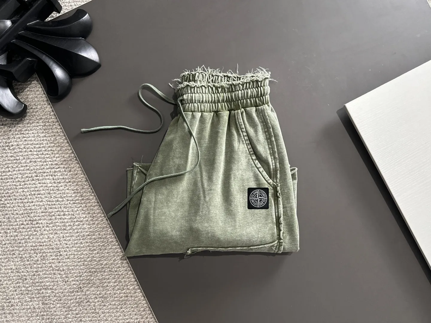 🅿️330 shipped next day, high quality Stone lsland/Stone Island 2025 spring and summer new elastic band casual color-washed loose shorts, two needle stitches at the trouser hem, fine and firm stitching, counter-customized fabrics with high breathability and comfort, impeccable details, brand element design concept, reflecting high quality. It feels delicate and soft! It presents a casual cut and the upper body shape is great! Size: S-XXL